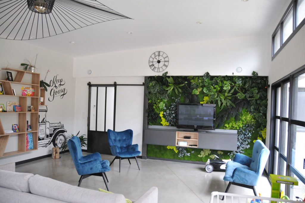 Mur végétal autour d'un meuble TV