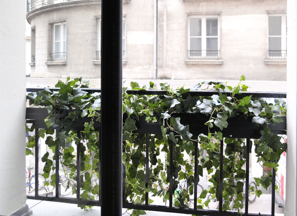 installation de composition a base de végétaux artificiel sous forme de balconnière et de suspension