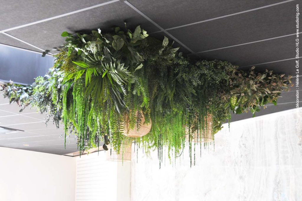 Luminaire d'osier dans plafond végétal