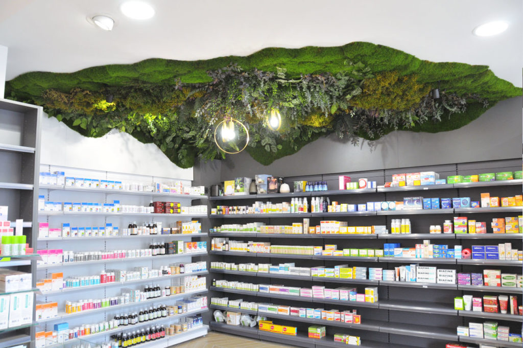 Pharmacie avec plafond végétal