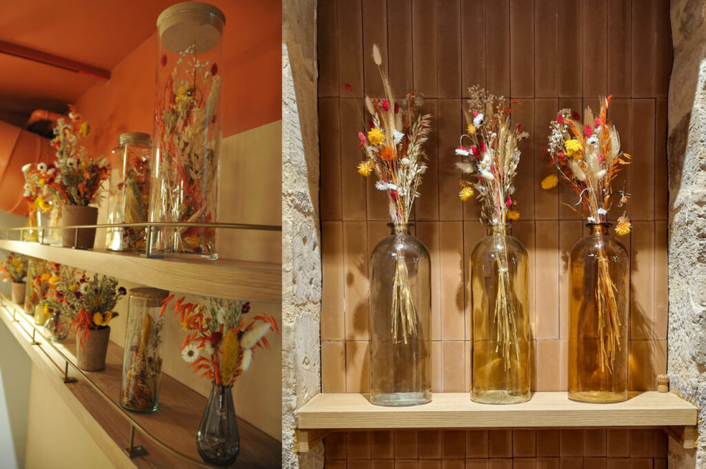 étagères de vases en verre et fleurs séchées