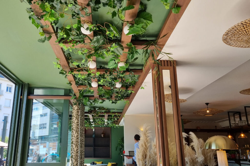 Restaurant avec plafond végétal