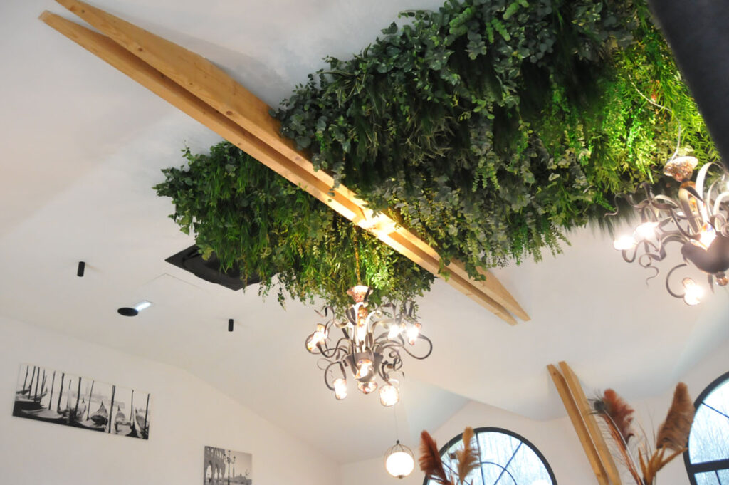 Plafond végétal pizzeria